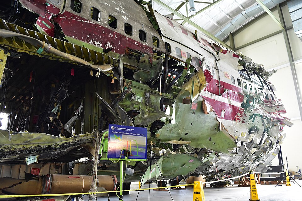 TWA 800'ün NTSB Eğitim Merkezi'nde yeniden kurulmuş gövdesi