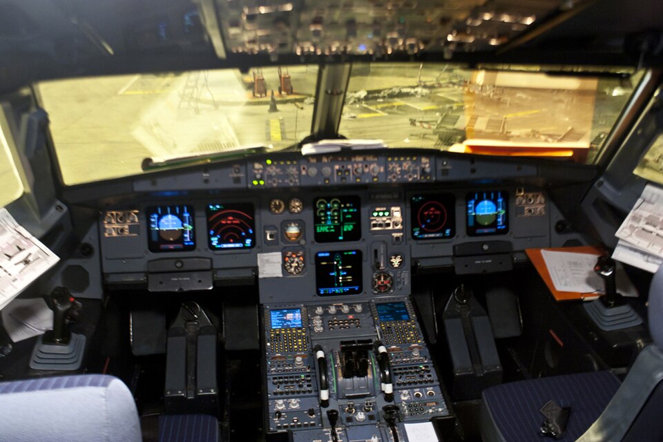 Airbus A320 kokpiti — cam kokpit örneği