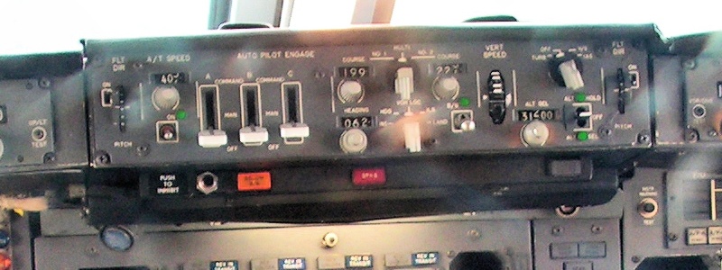 Boeing 747 kokpitinde otomatik pilot paneli